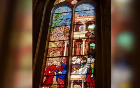 Magnifique **verre d'église** racontant des scènes bibliques, avec des personnages en habits d'époque et des paysages stylisés.