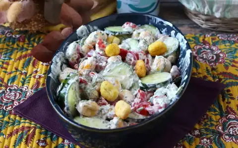 Cremiger Gnocchi-Salat mit Gurken, Tomaten und Dill, garniert mit knusprigen Croutons.