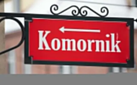 Tabliczka "Komornik" z białą strzałką w lewo. Informuje o tym, jakich świadczeń nie może zająć komornik.