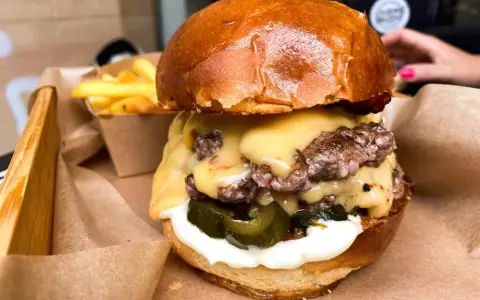 Idealny burger w domu: soczysty i chrupiący. Lepszy niż z knajpy!