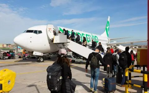 Pasażerowie wsiadają do samolotu Ryanair, gotowi na podróż z Wrocławia do Paryża.