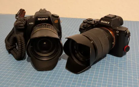 Confronto tra Sony a7ii e a7iii: due fotocamere Sony affiancate, una più vecchia (a350) e una più recente (a7ii).