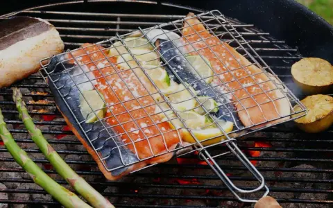 Fisk på grillen med citron och sparris. En härlig sommarmåltid att grilla fisk till.