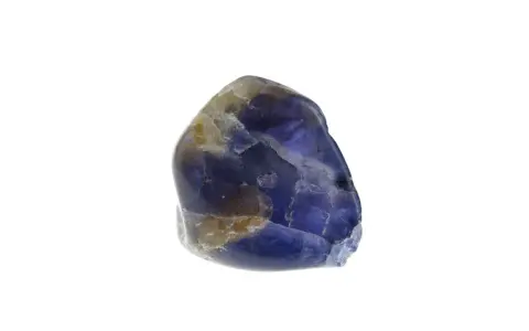Pietra di iolite con sfumature blu e gialle, che evoca le sue proprietà curative e di chiarezza mentale.
