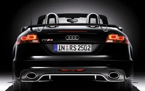Schwarzer Audi TT 8J Roadster mit markanten Rückleuchten und Doppelrohrauspuff.