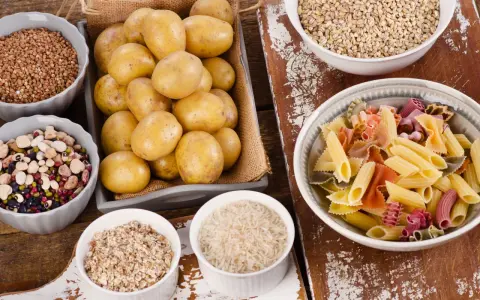 Patate, pasta colorata, riso, orzo, grano saraceno e legumi: un assortimento di carboidrati veloci per ogni pasto.