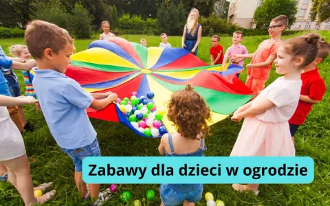 Dzieci bawią się kolorowym spadochronem z piłeczkami w ogrodzie. Radosne kreatywne zabawy w ogrodzie.