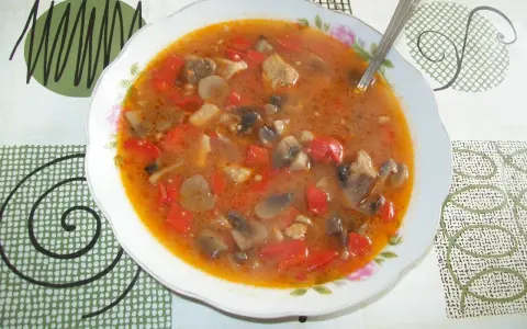 Pyszny strogonow z wieprzowiny z pieczarkami i papryką, gotowy do podania. Idealny przepis na obiad.