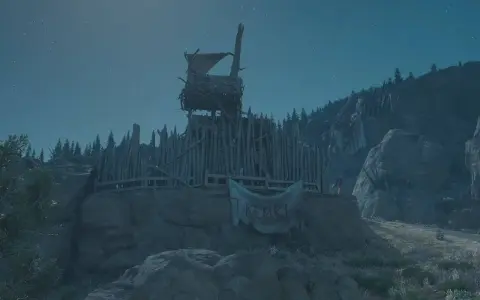 Campamentos emboscadores en Days Gone. Una fortificación de madera en una colina rocosa bajo un cielo estrellado.