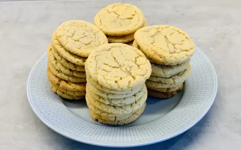 Här är en hög med hembakade kakor, perfekta för ett enkelt kakor recept. De ser så goda ut!