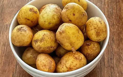 En skål med färskpotatis, redo att kokas. Enkel guide för hur kokar man potatis.