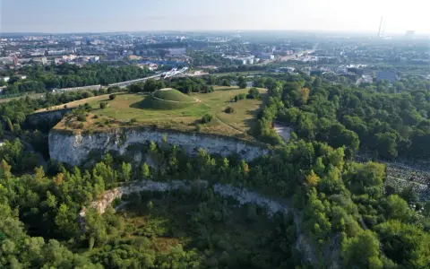 Dawny kamieniołom Liban w Krakowie, z kopcem Kościuszki w tle i panoramą miasta.