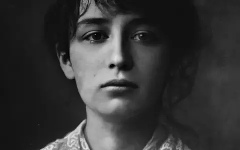 Portret młodej Camille Claudel, zamyślonej, z delikatnym uśmiechem.