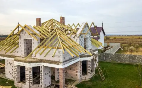 Ile drewna C24 potrzeba na dom szkieletowy 70m2? Uniknij błędów w obliczeniach