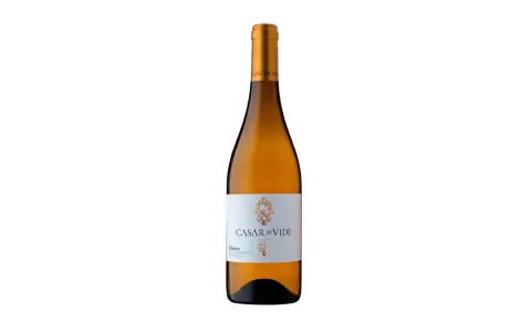 Botella de vino blanco Casar d'Vide, con etiqueta blanca y dorada, sobre fondo blanco.
