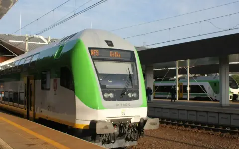 Pociąg RE9 do Ustki czeka na peronie. Idealny środek transportu, gdzie pociągiem nad morze.