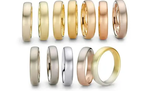 Collezione di fedi nuziali in oro giallo, oro rosso e oro rosa, con diverse finiture opache e lucide.