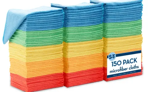 Tre staplar färgglada mikrofiberdukar i ett storpack om 150. Perfekta för all sorts städning.