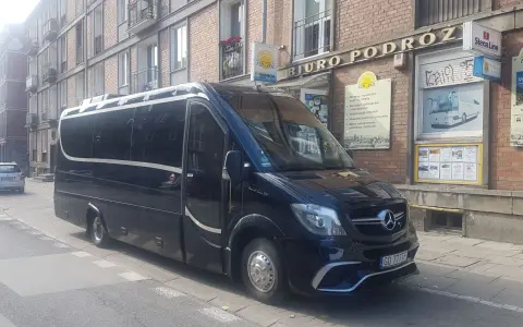 Ile osób w autokarze? Poznaj pojemność różnych modeli autokarów