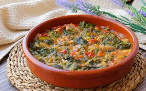 Guiso casero de acelgas con tomate y pimientos, una de las muchas recetas con acelgas que te encantarán.