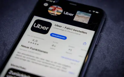 Uber App auf einem Smartphone. Hier kann man bequem Fahrten buchen und die Uber preise berechnen.