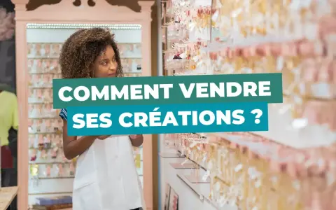 Une femme examine des bijoux dans une boutique, avec le texte "Comment vendre ses créations ?". Quel statut choisir pour lancer son activité ?