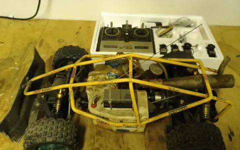 Gelbes RC-Buggy-Modell mit Fernbedienung und Zubehör, bereit für den ersten Einsatz als starterbox auto.