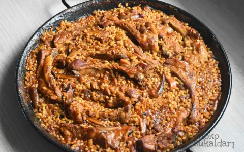 Arroz con costillas y champiñones, un plato sabroso y reconfortante, listo para ser disfrutado.