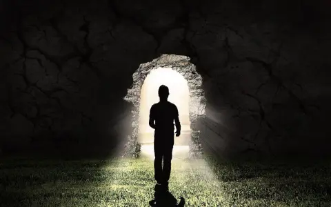 Ein Mann im Schatten tritt aus einer Höhle ins Licht. LK 21.