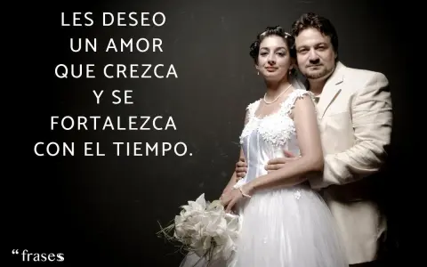 Novios sonriendo, con texto: "Les deseo un amor que crezca y se fortalezca con el tiempo." Frases para felicitar matrimonio.