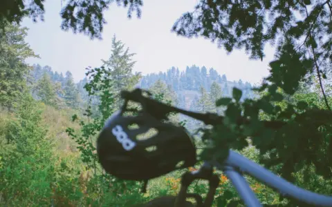 Kask rowerowy POC na kierownicy roweru, gotowy na górską trasę w Szczawnicy.