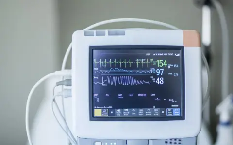 Monitor EKG pokazuje parametry życiowe: tętno 154, saturację 97, oddech 48. To jest co to ekg.