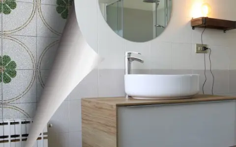 Un bagno anni '70 con piastrelle floreali verdi e un moderno lavabo.