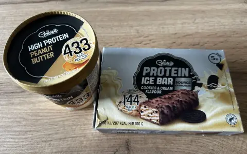 Gdzie kupić lody proteinowe? Na zdjęciu widać opakowania lodów Gelatelli: kubełek masło orzechowe i batoniki ciasteczkowe.