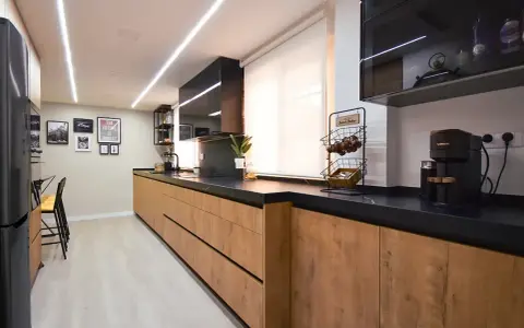 Cocina madera y negra: ¿Cómo lograr un diseño elegante y funcional?