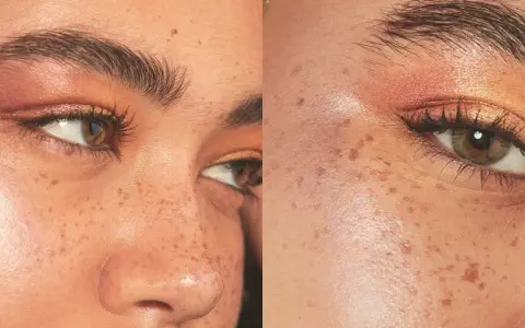 El iluminador se pone después del maquillaje para un brillo natural. Rostro con pecas y maquillaje de ojos cálido.