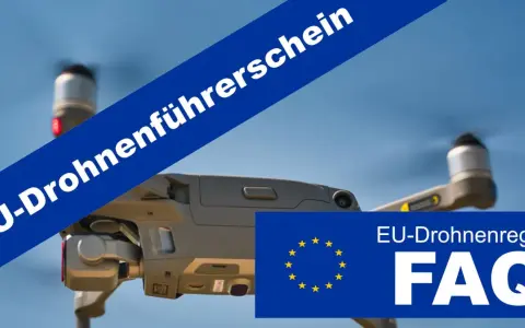 Drohne im Flug mit blauem Band "EU-Drohnenführerschein" und EU-Flagge mit "EU-Drohnenregeln FAQ".