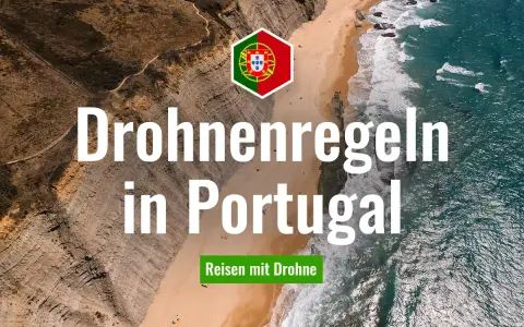 Drohnenregeln in Portugal: Ein atemberaubender Küstenblick mit dem portugiesischen Wappen. Reisen mit Drohne.