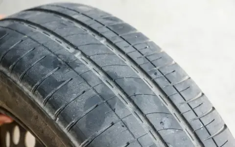 Opony letnie: 1,6 mm to za mało? Ekspert radzi, kiedy wymiana