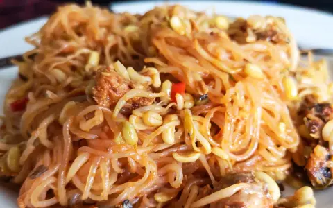 Makaron z kiełkami fasoli mung i chili. Czy makaron tuczy? Zależy od dodatków i sposobu przygotowania.