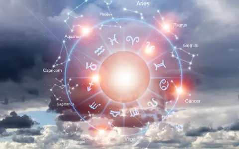 Zodiakalny krąg z konstelacjami i symbolami, w tym Saturn w Rybach, na tle burzowego nieba.