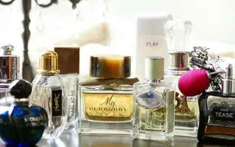 Perfumy unisex: definicja, cechy, jak wybrać? Odkryj swój zapach!