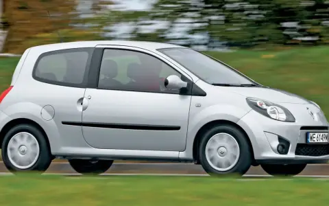 Srebrne Renault Twingo 2 w ruchu, z rozmytym tłem zieleni i drzew.