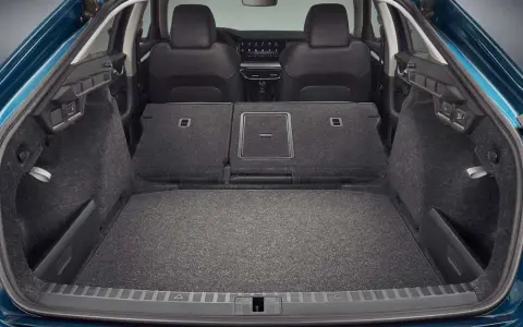 Maletero Skoda Octavia vacío y listo para cargar. Amplio espacio para equipaje, con asientos traseros abatibles para mayor versatilidad.
