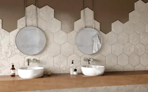 Elegantes combinaciones de azulejos para baños con diseño hexagonal y motivos de ramas plateadas.