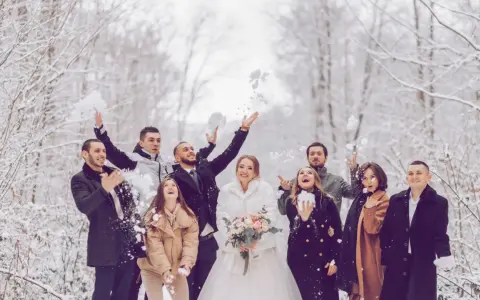 Fröhliche Gäste werfen Schnee in der Luft. Das Brautpaar strahlt, während die Gäste ihr silberhochzeit outfit tragen.