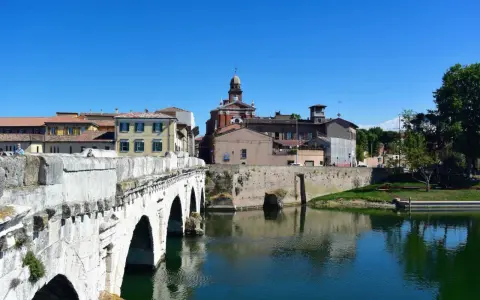 Ponte di Tiberio e scorci di Rimini, ideali per scoprire cosa vedere a Rimini in un giorno.