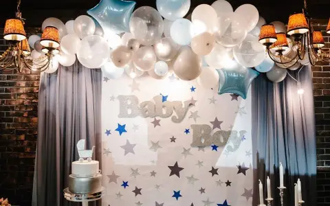 Dekoracja na chrzest święty: balony, gwiazdki, tort i napisy "Baby Boy".