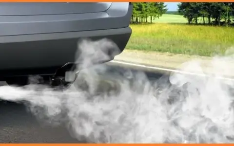 Moteur qui fume et sent mauvais : diagnostic rapide & solutions