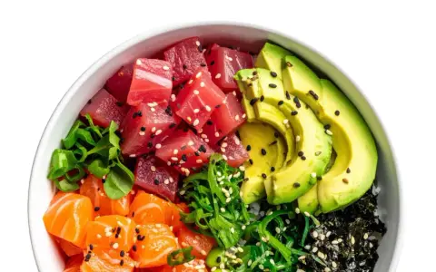 Un bol de poke coloré avec du thon, du saumon, de l'avocat et des algues, prêt à être nappé d'une délicieuse sauce poke bowl.